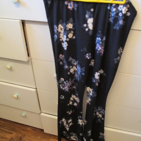 FREE - ANY $8 top w Pink Republic Pants Floral pants Size L - Picture 11 of 12